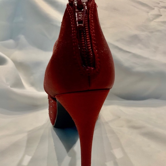 New with box Satin Peep Toe pumps - Picture 5 of 10